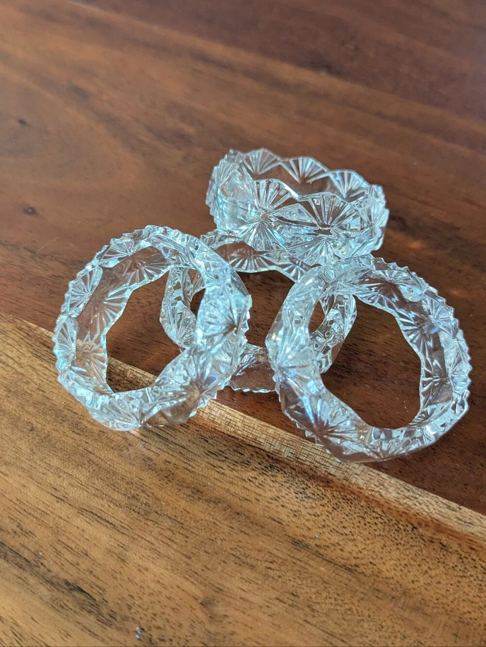 Set Of 4 Clear Cut Glass Napkin Rings Fan Shell Pattern Sparkle Classic